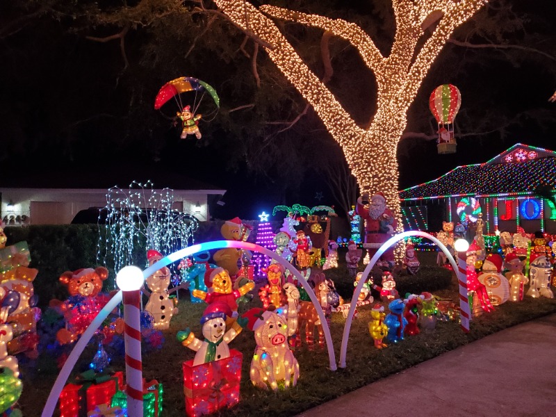 Cross Christmas light display in Orlando